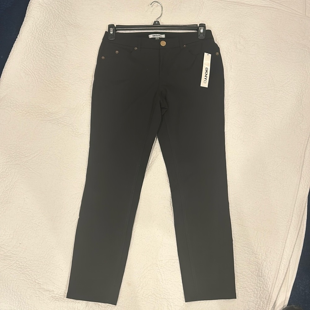 NWT. DKNYC ladies black jeans, mid rise size 8